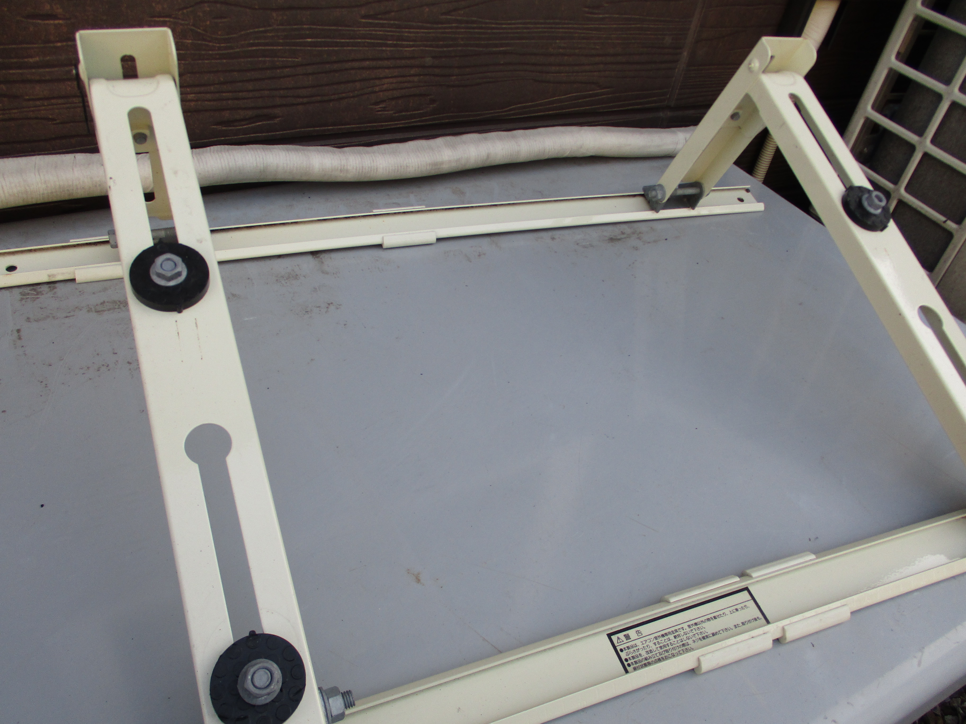 室外機　屋根置台　５５００円工事込み税込　新品、中古エアコンの取り付け時　屋根置きする時に使用します　売約済ですありがとうございます
